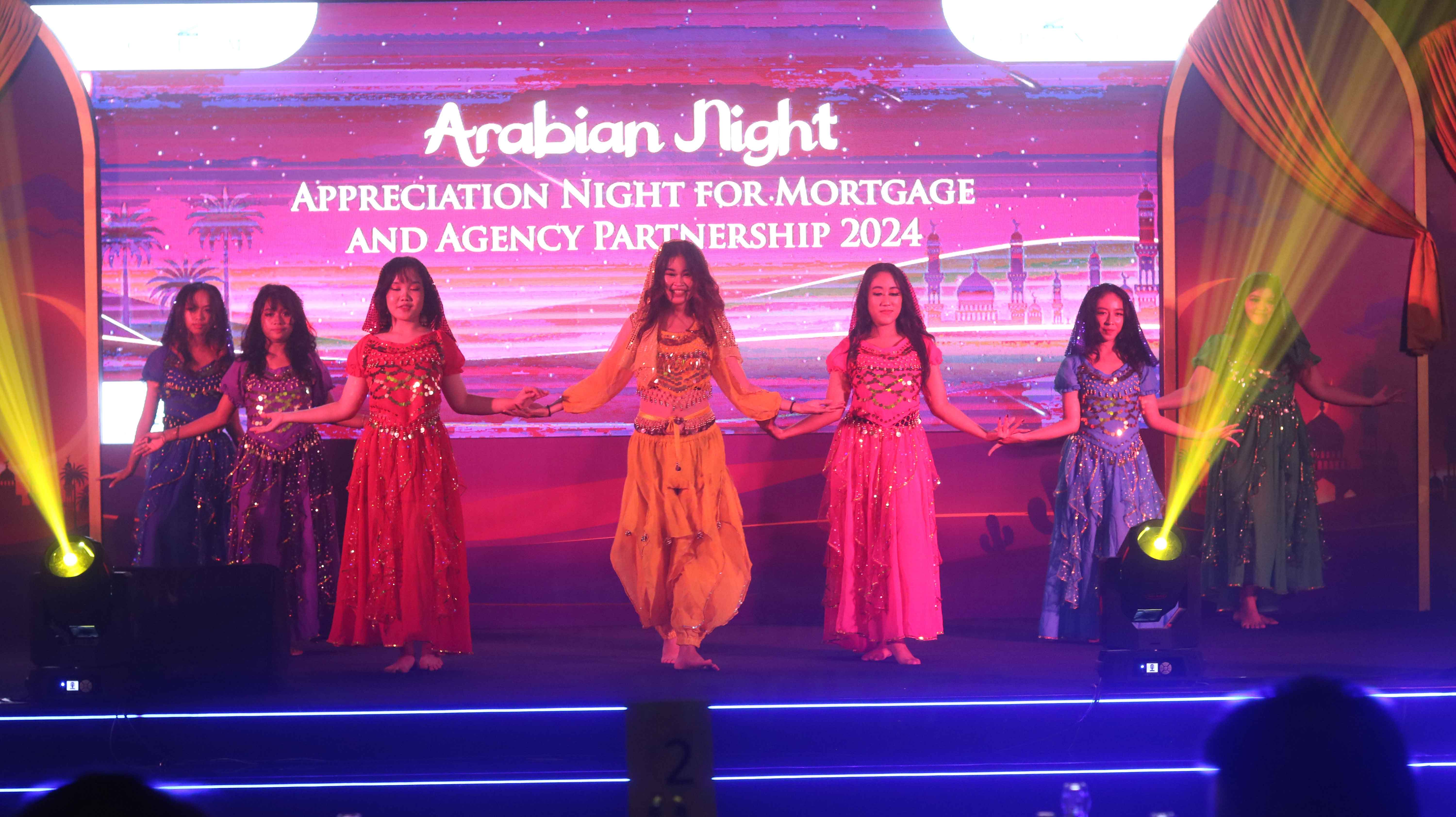foto penari dalam pembukaan acara arabian night